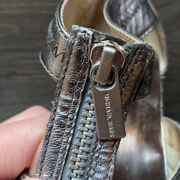 Michael Kors T-Strap Zip Heel Sz 8.5 - Chrome Metallic - Picture 5 of 7
